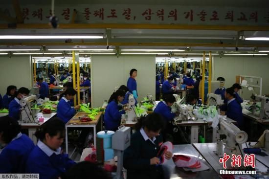 當(dāng)?shù)貢r間12月19日，開城工業(yè)園區(qū)，朝鮮工人在工廠工作。