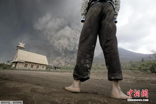 當(dāng)?shù)貢r(shí)間2月1日，印尼錫納朋火山持續(xù)噴發(fā)。