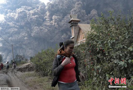 當(dāng)?shù)貢r(shí)間2月1日，印尼錫納朋火山持續(xù)噴發(fā)。