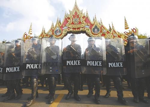 14日在泰國曼谷，政府出動(dòng)數(shù)千名防暴警察，以奪回政府大樓和其他 泰數(shù)千防暴警察和平清場 被示威者占領(lǐng)的區(qū)域。