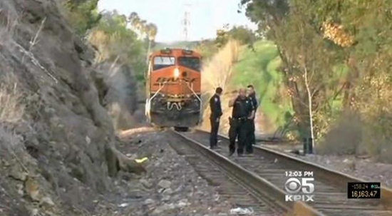 當時詹娜未注意火車駛來有真空效應，為撿手機而被吸入車底喪命。