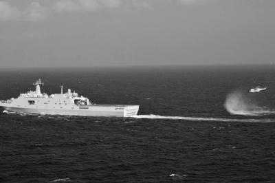 11日，抵達(dá)馬航飛機(jī)失聯(lián)海區(qū)的海軍井岡山艦與艦載直升機(jī)協(xié)同展開立體搜救行動(dòng)。新華社發(fā)