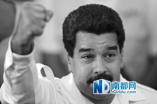 委內(nèi)瑞拉總統(tǒng)馬杜羅向支持者致意。