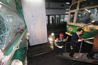 5月2日，韓國首爾，首爾2號(hào)線地鐵去往蠶室方向的一趟列車在上往十里站撞上了一趟停靠在站內(nèi)的列車。