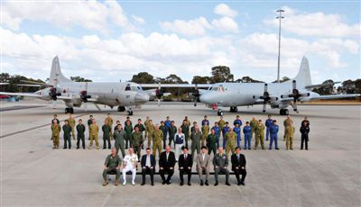 4月29日，參與搜尋馬航失聯(lián)客機(jī)的多國(guó)軍人和軍機(jī)在珀斯皮爾斯空軍基地合影。5月1日，馬航宣布搜尋進(jìn)入新階段，重點(diǎn)將借助不同技術(shù)擴(kuò)大海底搜尋。