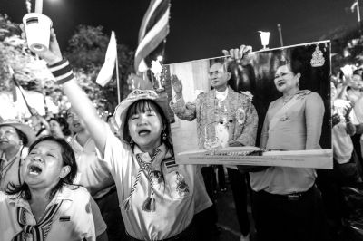 5日，泰國(guó)巴蜀府海濱度假勝地華欣，數(shù)萬(wàn)民眾身穿國(guó)王的代表色“黃色”T恤，自發(fā)上街，口喊“國(guó)王萬(wàn)歲”的口號(hào)。