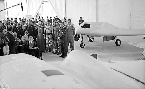 　哈梅內(nèi)伊（中）11日參觀伊朗版RQ-170無(wú)人機(jī)。