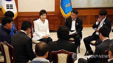 16日下午，樸槿惠接見“世越”號客輪遇難者家屬，并在家屬面前親自道歉。（韓聯(lián)社）