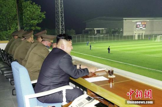 資料圖:今年5月,金正恩觀看體育賽事。