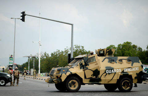 近日，尼軍警加強了對首都區(qū)的安保。 李涼 攝