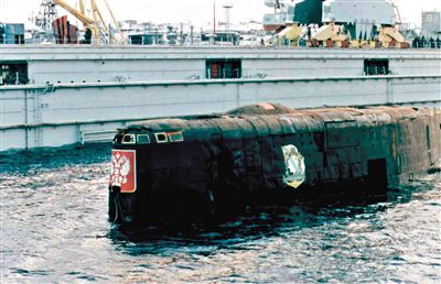 2001年，與失火核潛艇屬于同一級(jí)的“庫(kù)爾斯克”核潛艇時(shí)隔14個(gè)月被打撈出海。