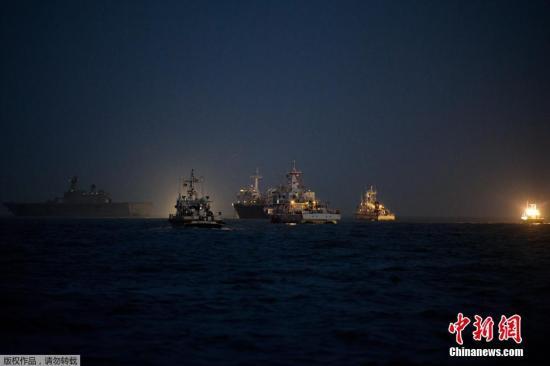 當(dāng)?shù)貢r(shí)間2014年4月24日，搜救人員在全羅南道珍島郡海域24小時(shí)不分晝夜的搜尋沉船事故失蹤者。