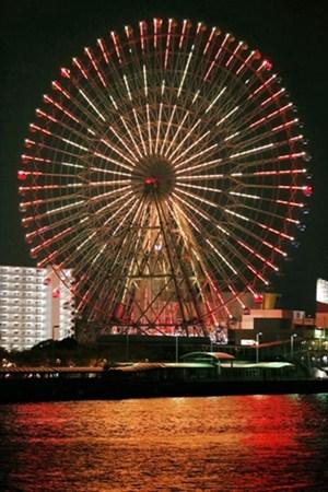 圖為該地晚上的夜景。