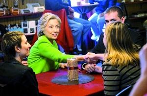 在宣傳片中，希拉里熱情地與三名“普通美國(guó)人”交談。