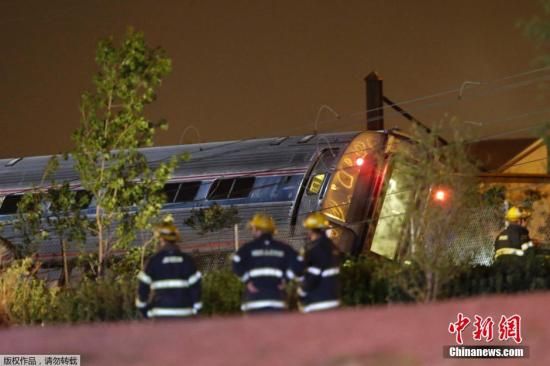當(dāng)?shù)貢r間5月12日晚，一列美國鐵路公司的火車在費城弗蘭克福段脫軌，導(dǎo)致至少50人受傷。