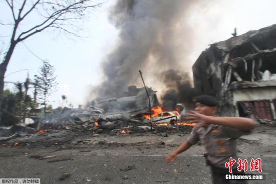 當?shù)貢r間6月30日，印尼棉蘭，印尼一架軍用運輸機起飛不久后在居民區(qū)墜毀，機體爆炸燃成火球。