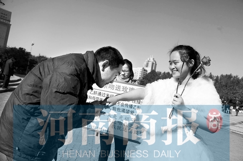 　一名男士上前，準備親吻女孩的手