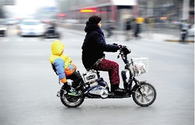 昨日下午，隴海西路桐柏路口，紅燈亮起的瞬間一輛電動車闖過路口。