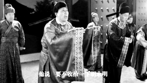 微電影中，“權(quán)貴人士”對(duì)“胡永明”多加陷害 視頻截圖