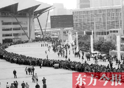 3月2日，在鄭州國(guó)際會(huì)展中心，河南省春季人才招聘會(huì)舉行，六萬(wàn)五千名求職者扎堆求職