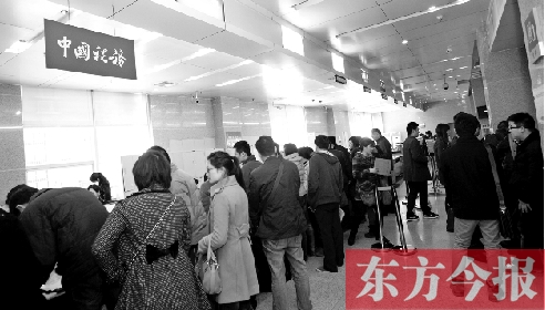 　昨天，在鄭州市房管局辦稅柜臺，迎來絡(luò)繹不絕辦理業(yè)務(wù)的市民