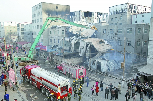 風(fēng)助火勢，6座相鄰的居民樓加建的板房樓陸續(xù)被大火引燃。
