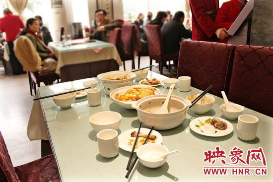 3月22日，阿五美食英協(xié)路店幾位顧客用完餐后，盤子里的食物所剩無幾。
