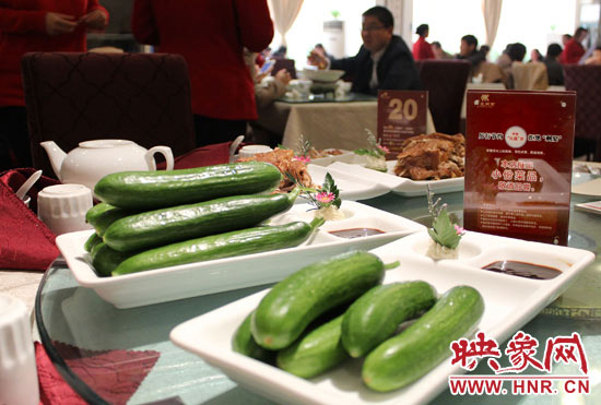 3月22日，阿五美食英協(xié)路店的服務員為我們展示大份菜品和小份菜品