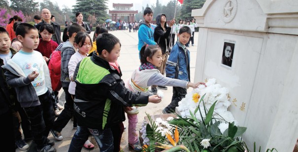 昨天上午，來鄭州市烈士陵園祭掃的小學(xué)生將百花擺放在吉鴻昌烈士墓前