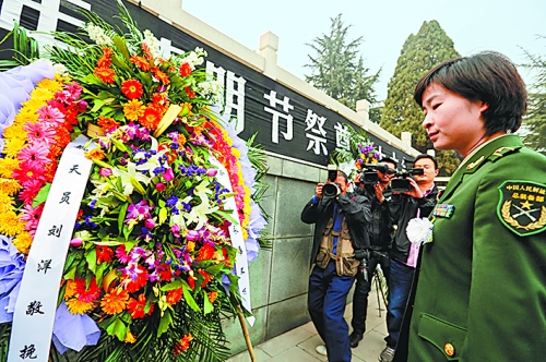 　　4月4日,我國首位女航天員劉洋來到林州市烈士陵園。在烈士紀(jì)念碑前,劉洋和眾人一起列隊(duì)肅立默哀致敬