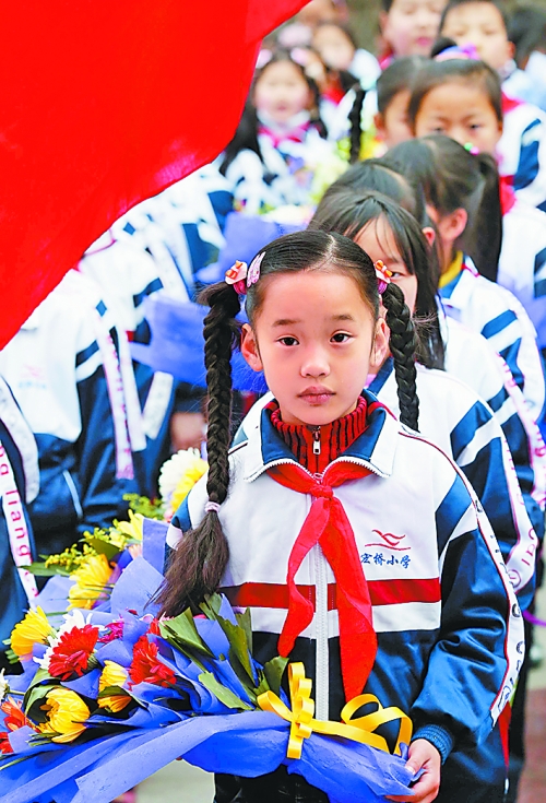 　4月4日,許多小學(xué)生來到新縣鄂豫皖革命烈士紀(jì)念館為烈士掃墓。記者　王天定　攝