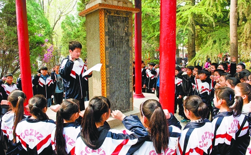 　　4月3日,宜陽縣1000余名師生通過獻(xiàn)花、宣誓、掃墓、讀祭文等形式緬懷革命先烈。 田義偉 攝