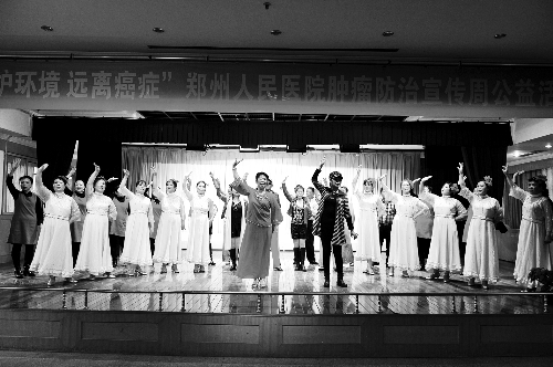 昨日，鄭州人民醫(yī)院舉辦了一臺特殊的晚會，表演的和看表演的大都是癌癥患者 河南商報記者 王春勝/攝　