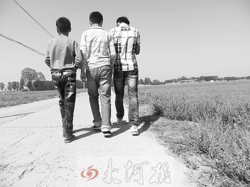 親眼目睹小伙伴在自己面前慘遭橫禍,三個孩子變得異常沉默。