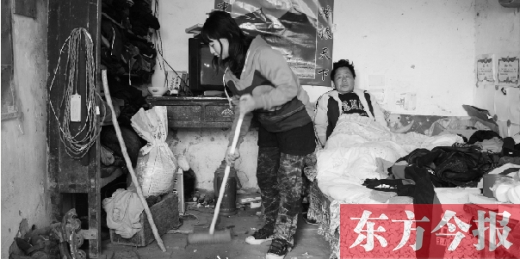 　寧陵縣趙村鄉(xiāng)大楊莊村，16歲的王香浦在打掃家里的衛(wèi)生，床上躺著她的爸爸　