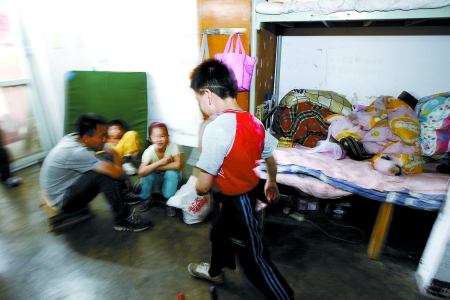 孩子們住在這里，沒有上學(xué)，大部分時間是練功，出去表演
