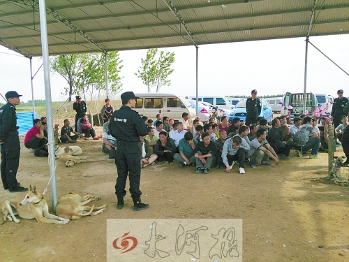 民警突襲賭場(chǎng)，64名涉案人員全部落網(wǎng)。