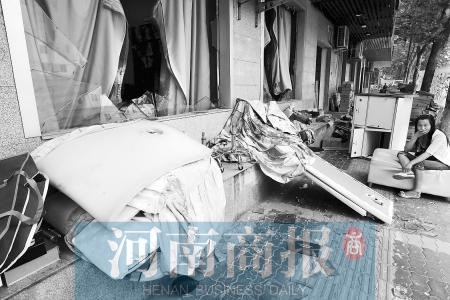 　多間臨街商鋪夜間被砸，店里的沙發(fā)、貨品等被搬到了戶外  侯建勛/攝
