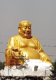 　4月25日，洛陽龍華歡樂園，網(wǎng)上引起熱議的“大背頭彌勒佛”。