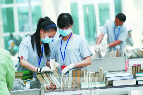 工作人員正在忙著整理書(shū)籍,逐一登記、歸類。