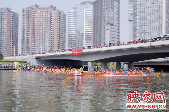 6月11日，2013中華軒轅龍舟大賽，在鄭州東區(qū)的如意湖舉行。