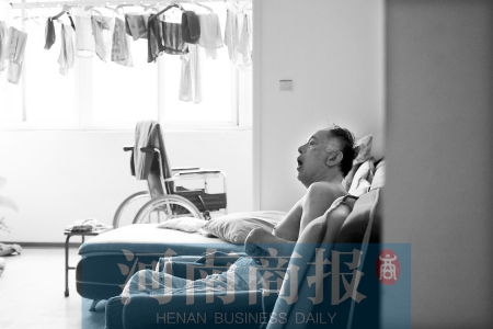 金老先生因偏癱生活不能自理，鄰居說，平時(shí)經(jīng)?？吹阶o(hù)工和老人的弟弟前來照顧 實(shí)習(xí)生 唐韜/攝