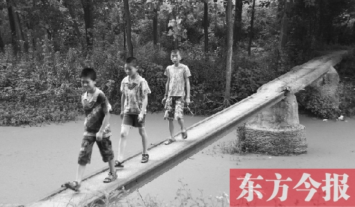 這座寬僅0.4米的危橋，承擔(dān)著1000多人的出行