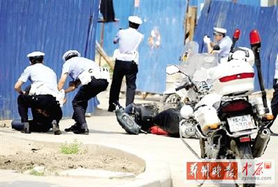 　一名歹徒被抓獲，另一名歹徒持槍劫持了一名門衛(wèi)。