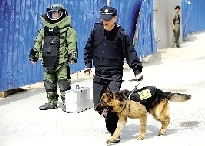 排爆專家、警犬在現(xiàn)場(chǎng)待命。