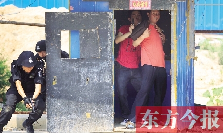 鄭州市多警種街頭實戰(zhàn)演習 出動6700名警力場面逼真 首席記者 張曉冬/圖