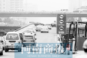 紫荊山立交橋上橋口，已經(jīng)有非綠標(biāo)車禁止通行的標(biāo)志 王春勝/攝