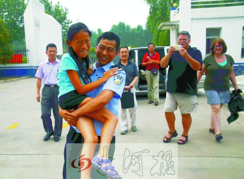 黨心松一行人剛下車，楊衛(wèi)軍就一把抱起了她，流露出幸福的笑容，不遠處史蒂夫拍照銘記這一刻。