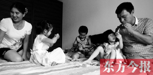昨日，鄭州市民蔣先生的家中，一家人陪著妞妞（右二）玩耍