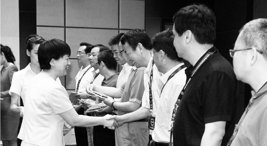 河南省委常委、宣傳部長趙素萍給中國紀錄片播出聯(lián)盟理事臺發(fā)放牌匾